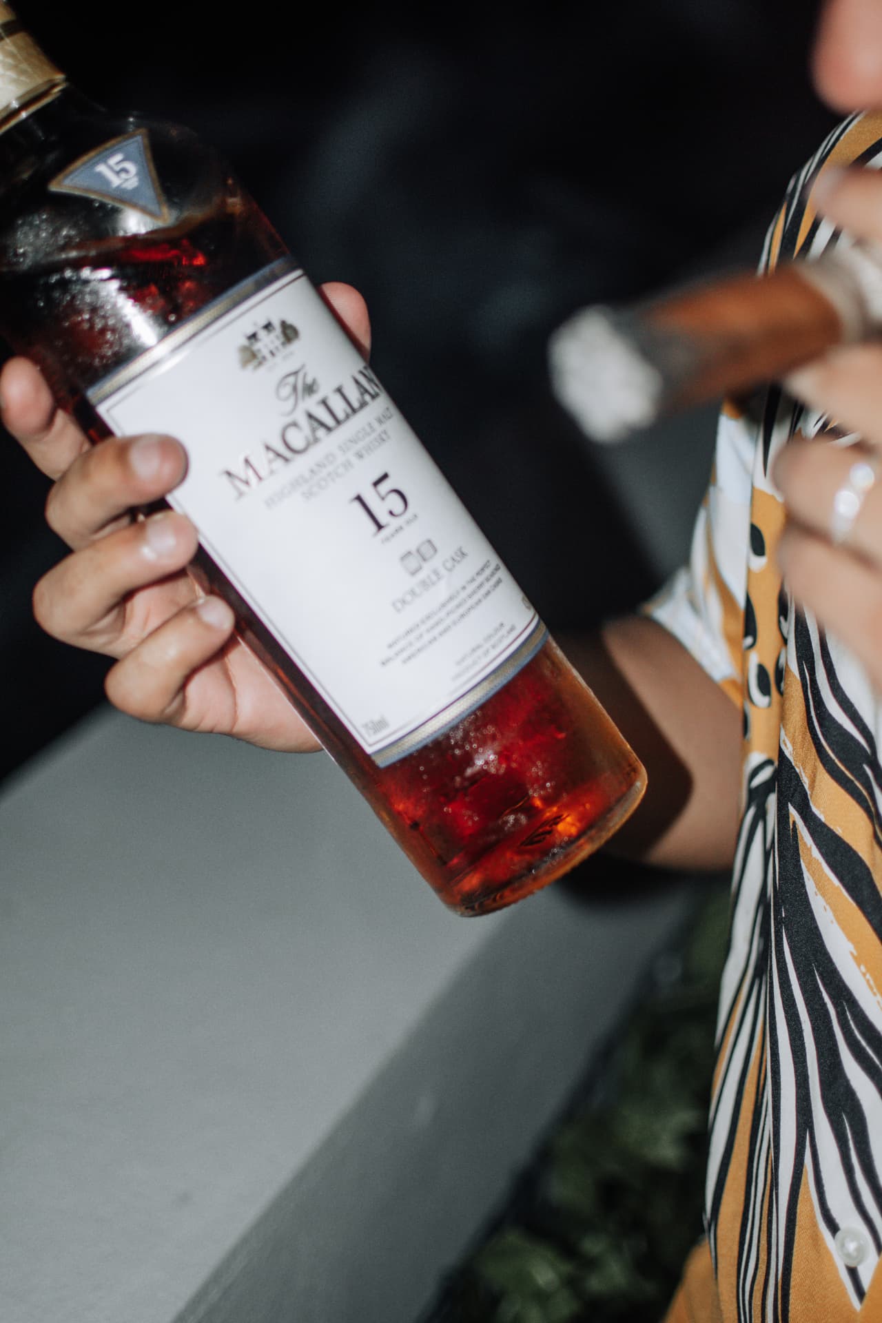 Botella de whisky en mano