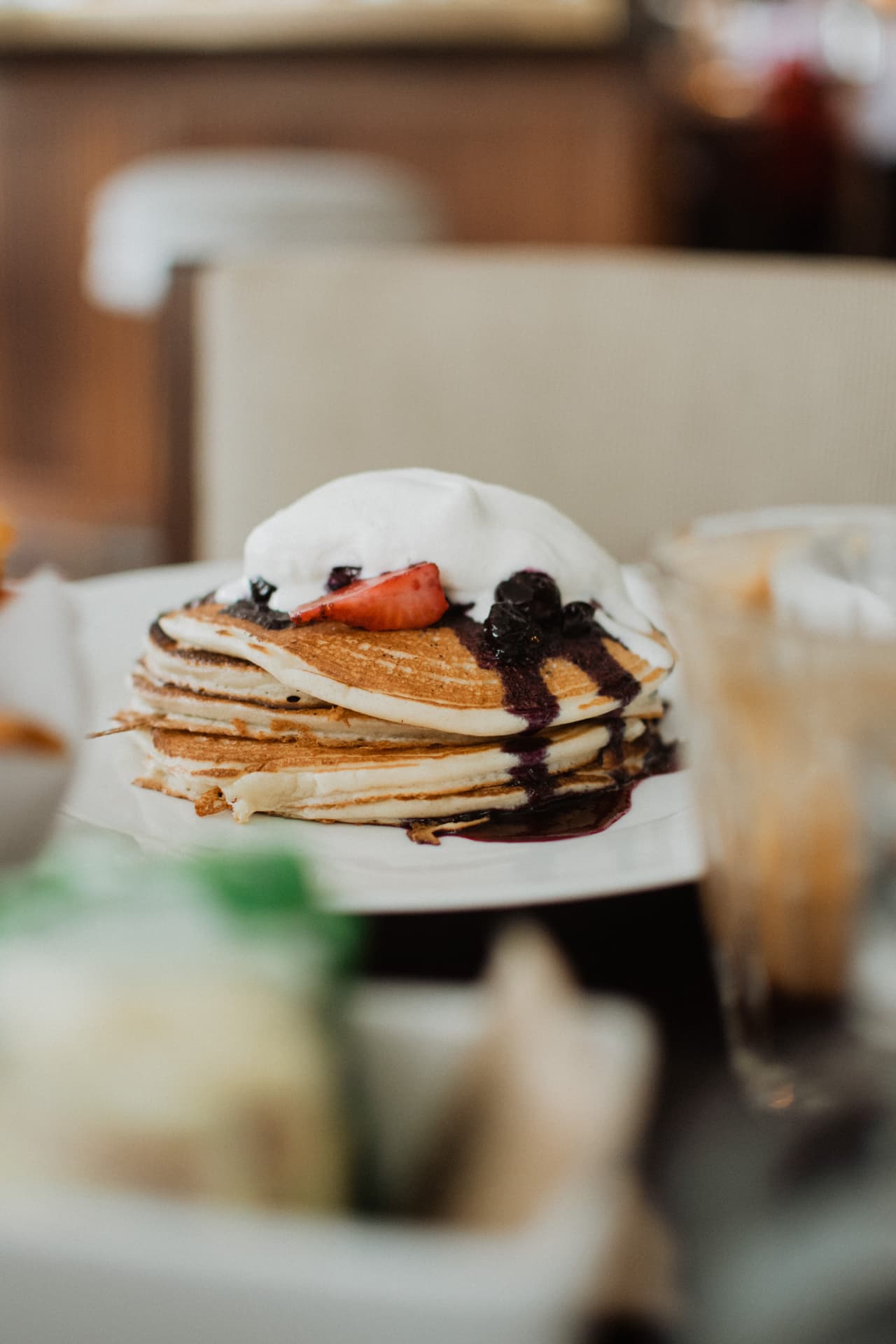 Pancakes con crema y frutos rojos