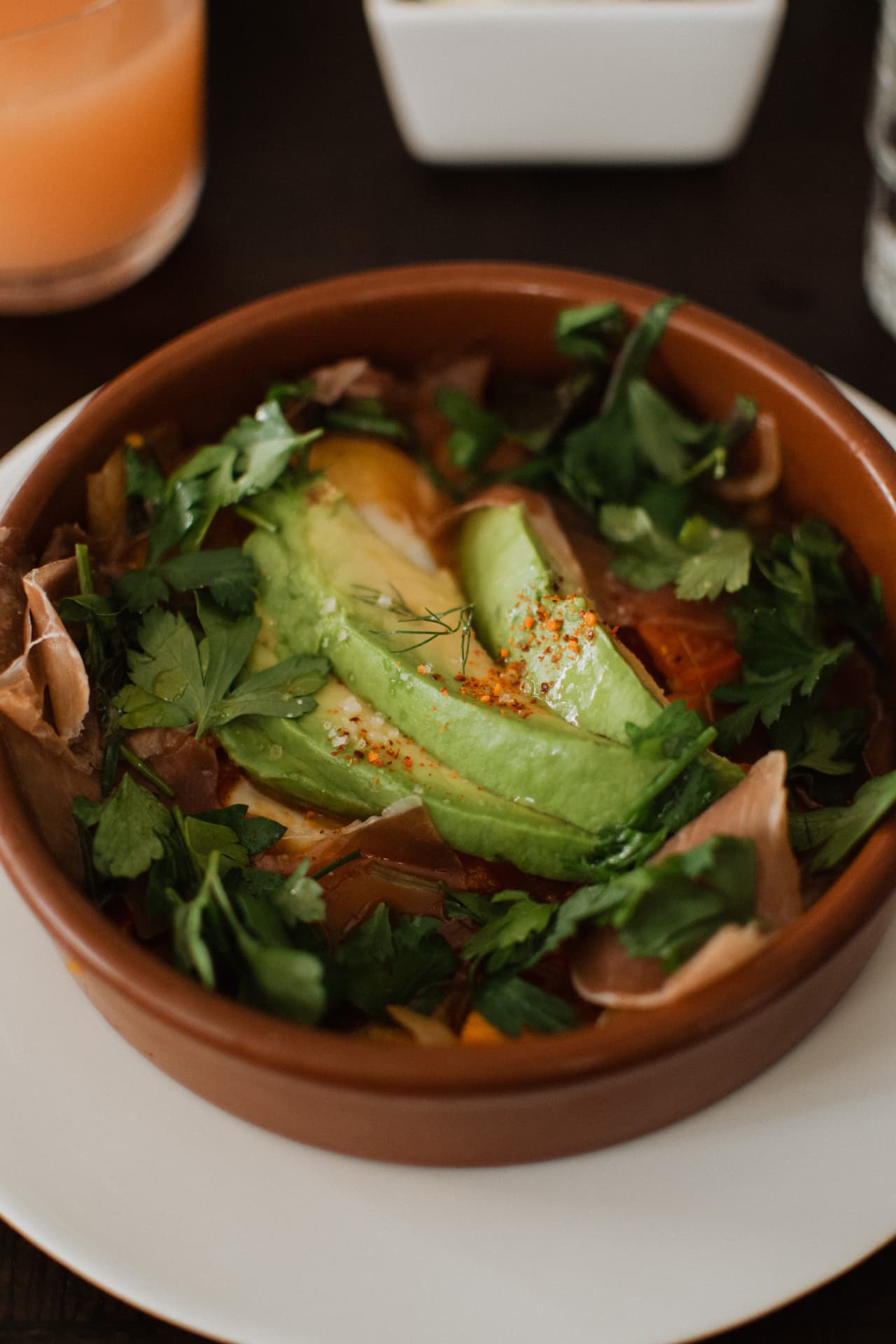 Plato con aguacate y hierbas frescas