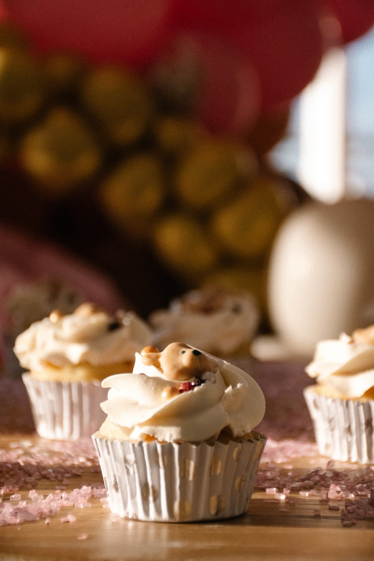Cupcakes decorados en mesa de postres