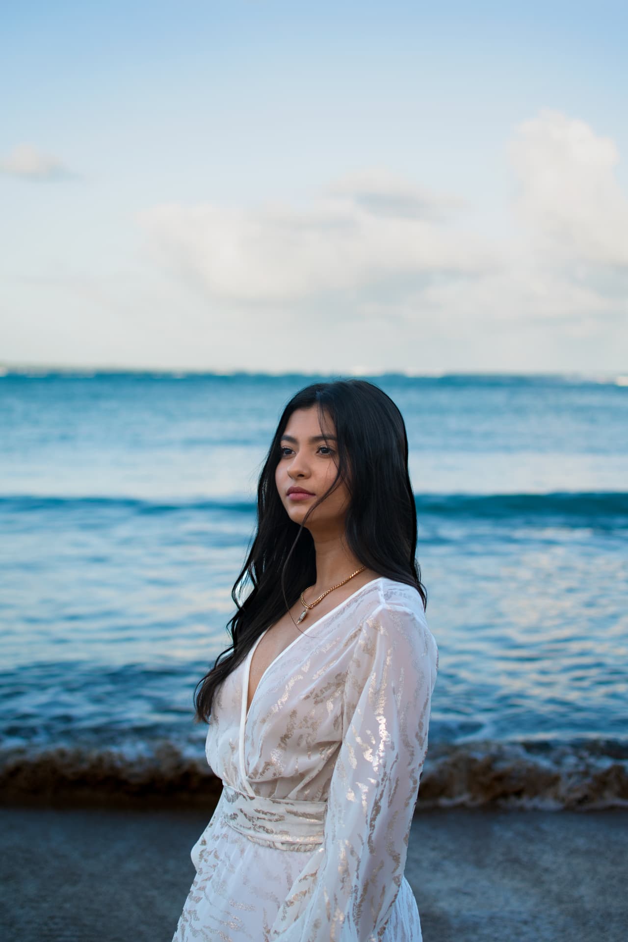 Retrato frente al mar con vestido blanco