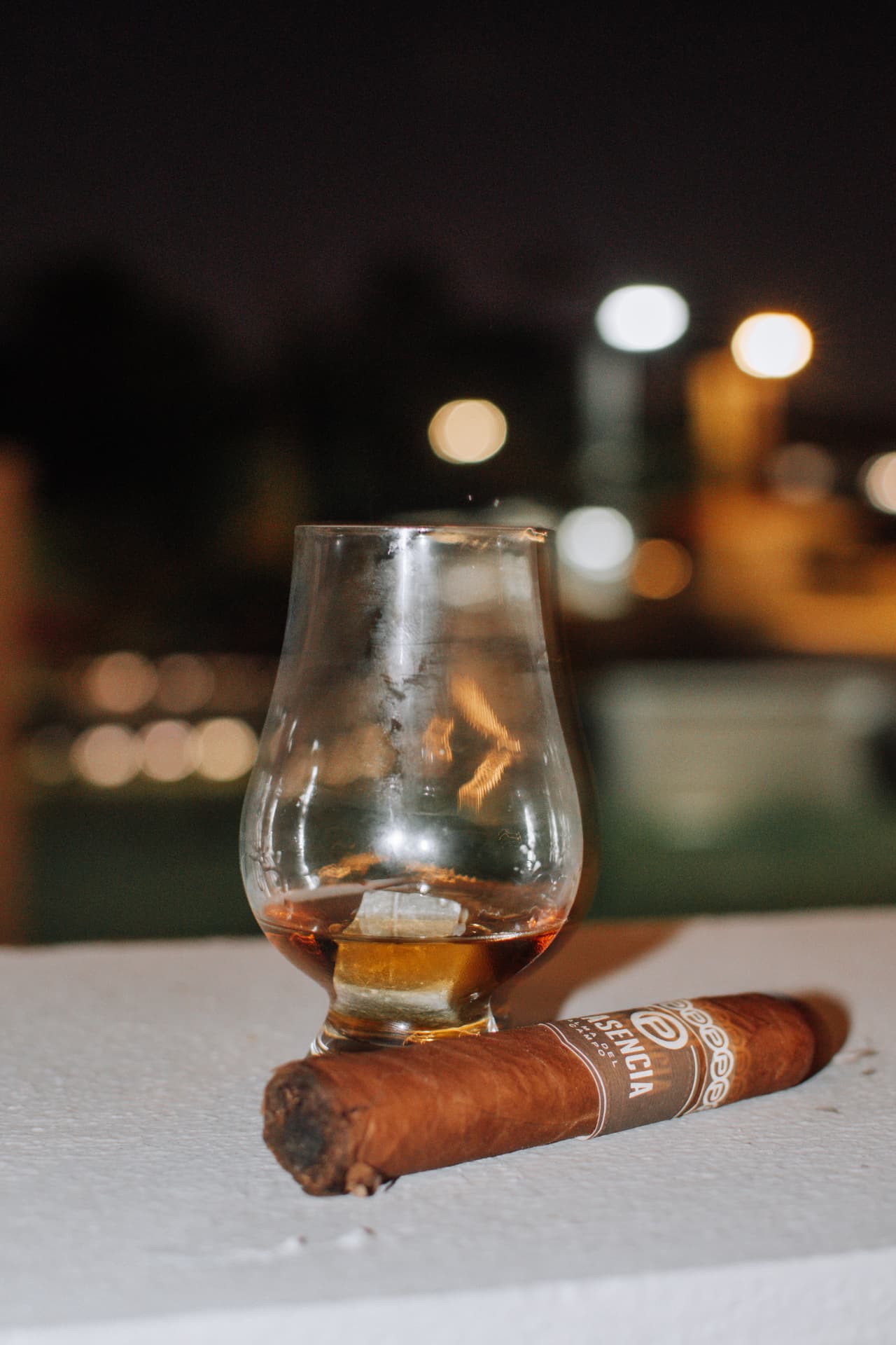 Copa de whisky con cigarro de noche