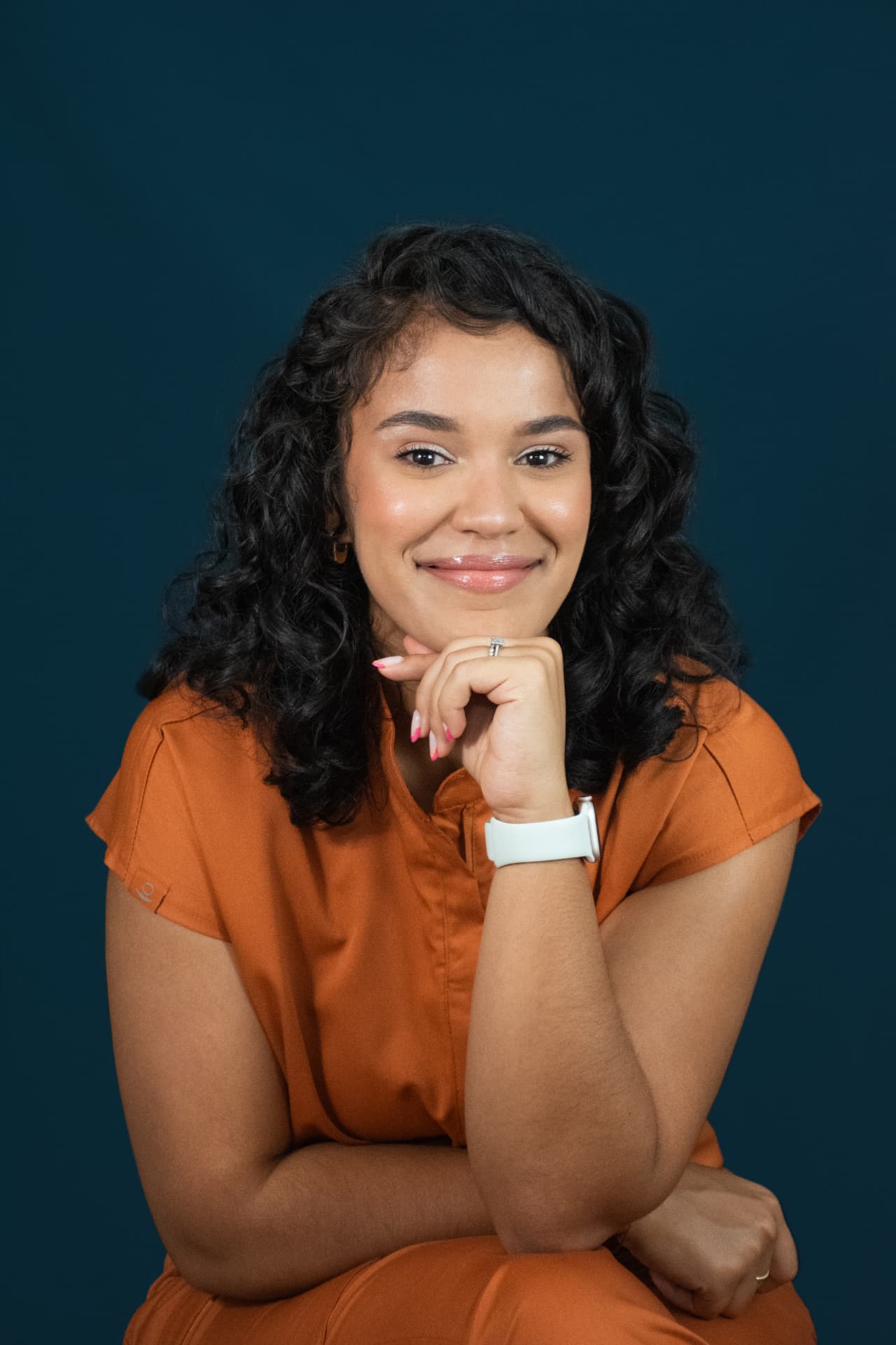 Headshot corporativo sobre fondo azul