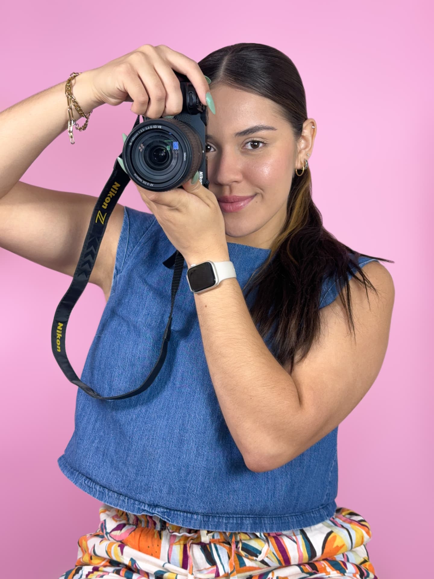 Alanis trabajando en estrategia de contenido con su cámara
